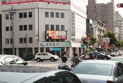 高雄中華三路.建國三路路口LED廣告~尚青光電有限公司